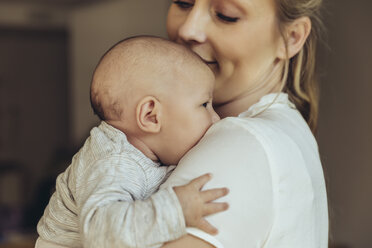 Neugeborenes Baby an die Schulter der Mutter gelehnt - MFF04391