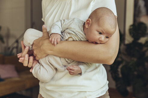 Neugeborenes Baby in den Armen der Mutter - MFF04393