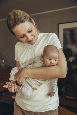 Neugeborenes Baby in den Armen der Mutter, lizenzfreies Stockfoto