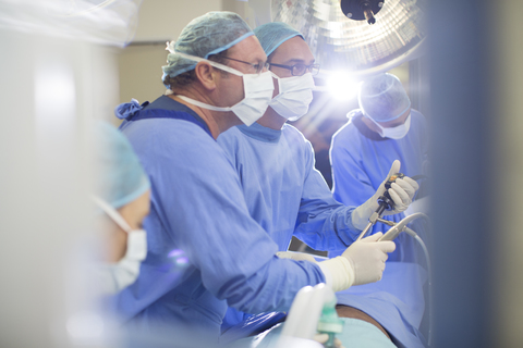 Ärzte bei einer Operation im Operationssaal, lizenzfreies Stockfoto