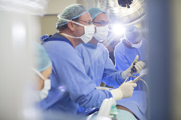 Ärzte bei einer Operation im Operationssaal - CAIF08433