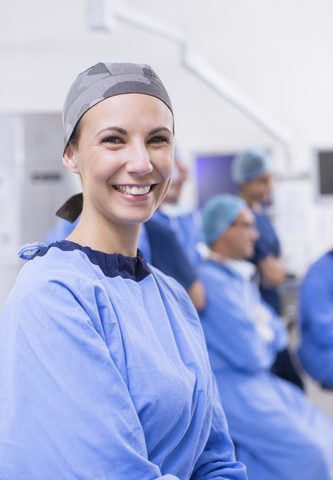 Porträt einer Chirurgin im Operationssaal, lizenzfreies Stockfoto