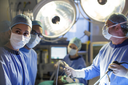 Ein Team von Chirurgen während einer Operation im Operationssaal - CAIF08441