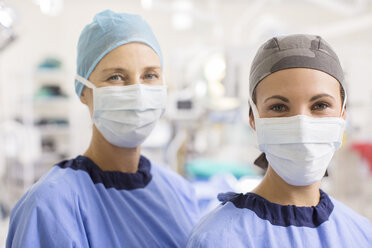 Porträt von Ärztinnen in Kitteln im Operationssaal - CAIF08447