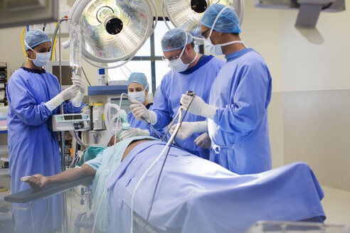 Ein Ärzteteam führt eine laparoskopische Operation im Operationssaal durch - CAIF08449