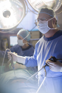 Chirurg bei der Durchführung einer laparoskopischen Operation im Operationssaal - CAIF08459