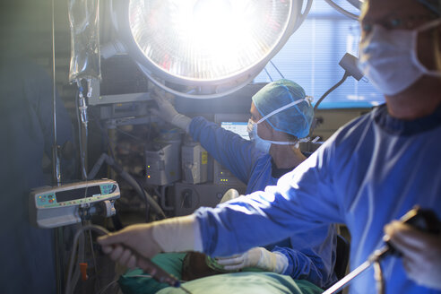 Männliche und weibliche Chirurgen bei laparoskopischen Eingriffen im Operationssaal - CAIF08460