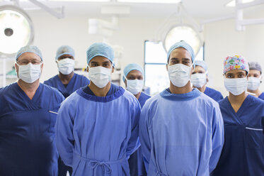 Team of surgeons in operating theater - CAIF08461