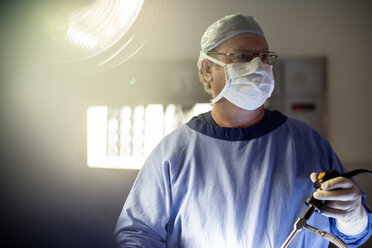 Chirurg bei der Durchführung einer laparoskopischen Operation im Operationssaal - CAIF08462
