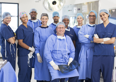 Ein Team von Ärzten und Krankenschwestern im Operationssaal, lizenzfreies Stockfoto