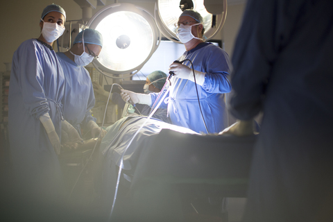 Ein Ärzteteam führt eine laparoskopische Operation im Operationssaal durch, lizenzfreies Stockfoto