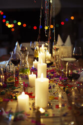 Angezündete Kerzen auf dem Tisch bei einer Party - CAIF08467
