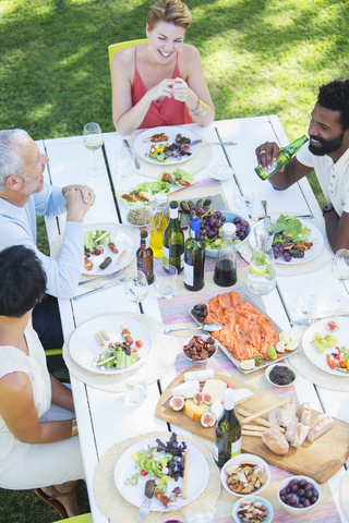 Freunde essen gemeinsam im Freien, lizenzfreies Stockfoto