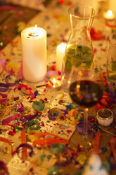 Kerzen auf dem Tisch bei einer Party - CAIF08475