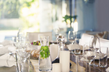 Tisch für eine Dinnerparty decken - CAIF08476