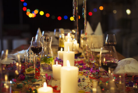 Angezündete Kerzen auf dem Tisch bei einer Party - CAIF08478