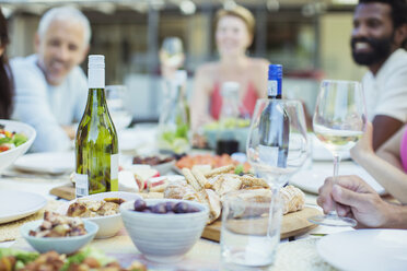 Teller mit Essen auf dem Tisch im Freien - CAIF08491