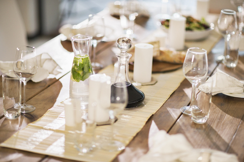 Tisch für eine Dinnerparty decken, lizenzfreies Stockfoto