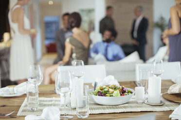 Tisch für eine Dinnerparty decken - CAIF08495