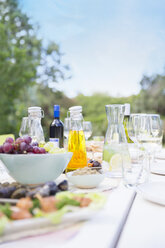 Teller mit Essen auf dem Tisch im Freien - CAIF08500