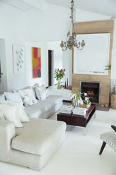 Sofa, Couchtisch und Kamin im modernen Wohnzimmer - CAIF08509
