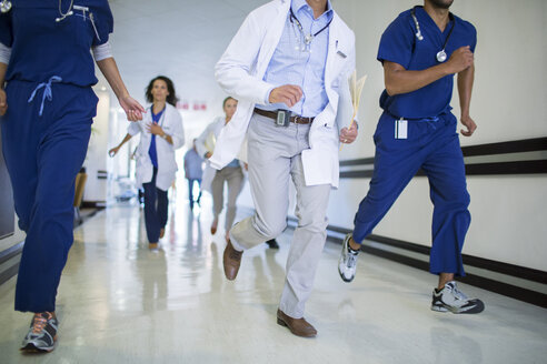 Ärzte und Krankenschwestern eilen durch den Krankenhausflur - CAIF08517
