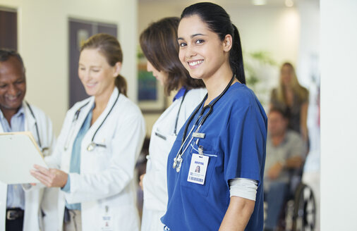 Krankenschwester lächelnd im Krankenhausflur - CAIF08525