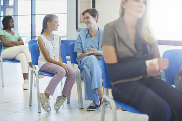 Gespräch zwischen Krankenschwester und Patient im Krankenhaus - CAIF08529