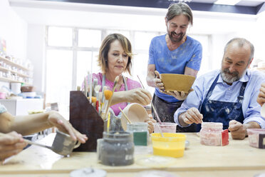 Ältere Schüler töpfern im Atelier - CAIF08660