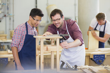 Zimmerleute messen Holz in der Werkstatt - CAIF08807