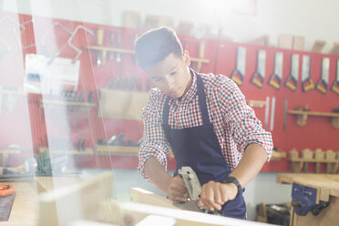 Fokussierter Schreiner bei der Arbeit in der Werkstatt - CAIF08838