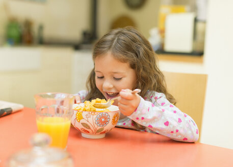 Mädchen isst Müsli am Frühstückstisch - CAIF08890