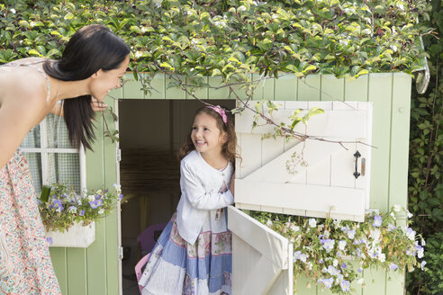 Mutter und Tochter im Spielhaus im Garten - CAIF08897