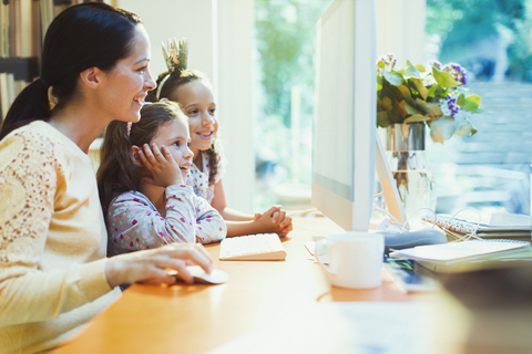 Mutter und Töchter am Computer, lizenzfreies Stockfoto