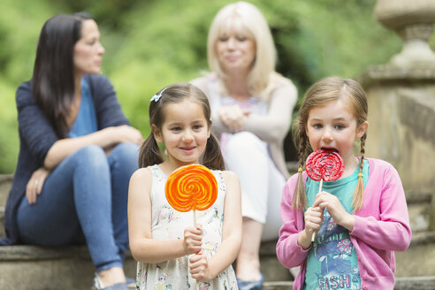 Mädchen mit Lollipops im Park - CAIF08933