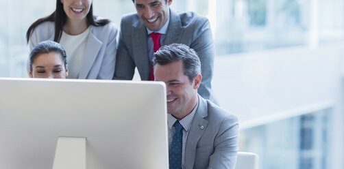 Geschäftsleute arbeiten am Computer in einem sonnigen Büro - CAIF08946