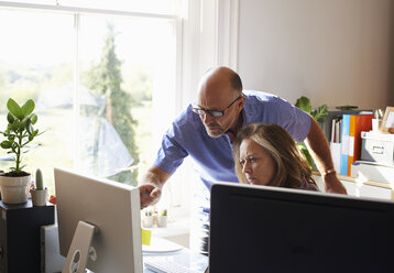 Geschäftsleute bei der Arbeit am Computer im Heimbüro - CAIF09024