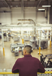 Aufsichtsperson auf der Plattform mit Blick auf die Fabrik - CAIF09030