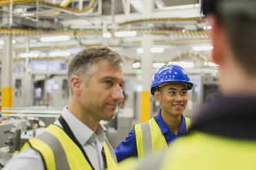 Arbeiter sprechen in der Fabrik - CAIF09041