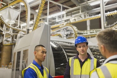 Arbeiter im Gespräch in der Druckerei - CAIF09050