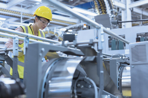 Arbeiter an einer Maschine in einer Fabrik - CAIF09065