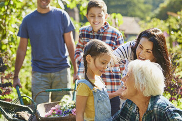 Mehrgenerationen-Familienzusammenführung im sonnigen Garten - CAIF09148