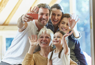 Mehrgenerationenfamilie winkt und macht ein Selfie - CAIF09161