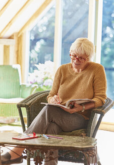 Senior Frau Färbung in Malbuch - CAIF09163