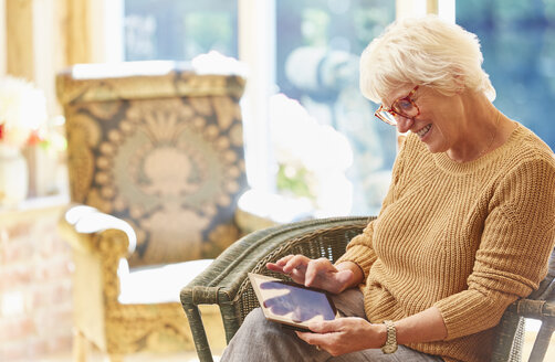 Ältere Frau benutzt digitales Tablet - CAIF09175