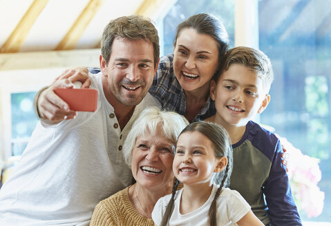 Mehrgenerationenfamilie beim Selfie machen - CAIF09196