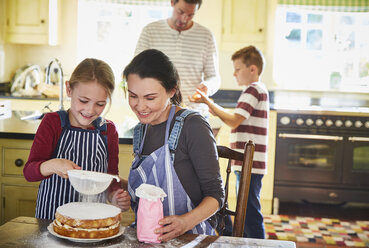 Familie backt Kuchen in der Küche - CAIF09204