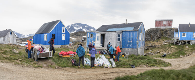 Greenland, Sermersooq, Kulusuk, Schweizerland Alps, group of people setting up camp - ALRF00921