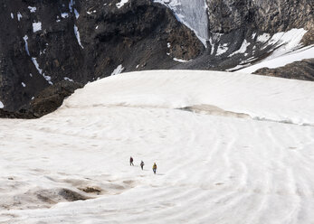 Grönland, Sermersooq, Kulusuk, Schweizerland Alpen, Gruppe von Menschen zu Fuß im Schnee - ALRF00922