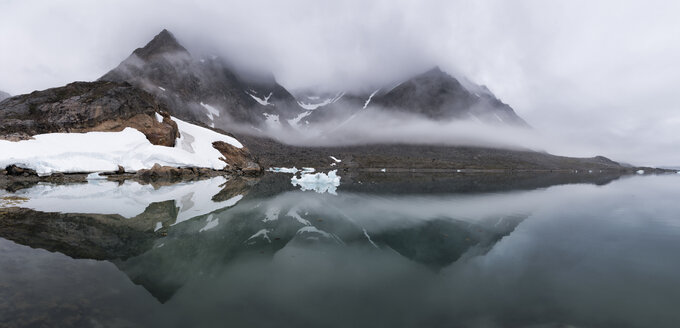 Grönland, Sermersooq, Kulusuk, Schweizerland Alpen, sich im Wasser spiegelnde Berge - ALRF00924